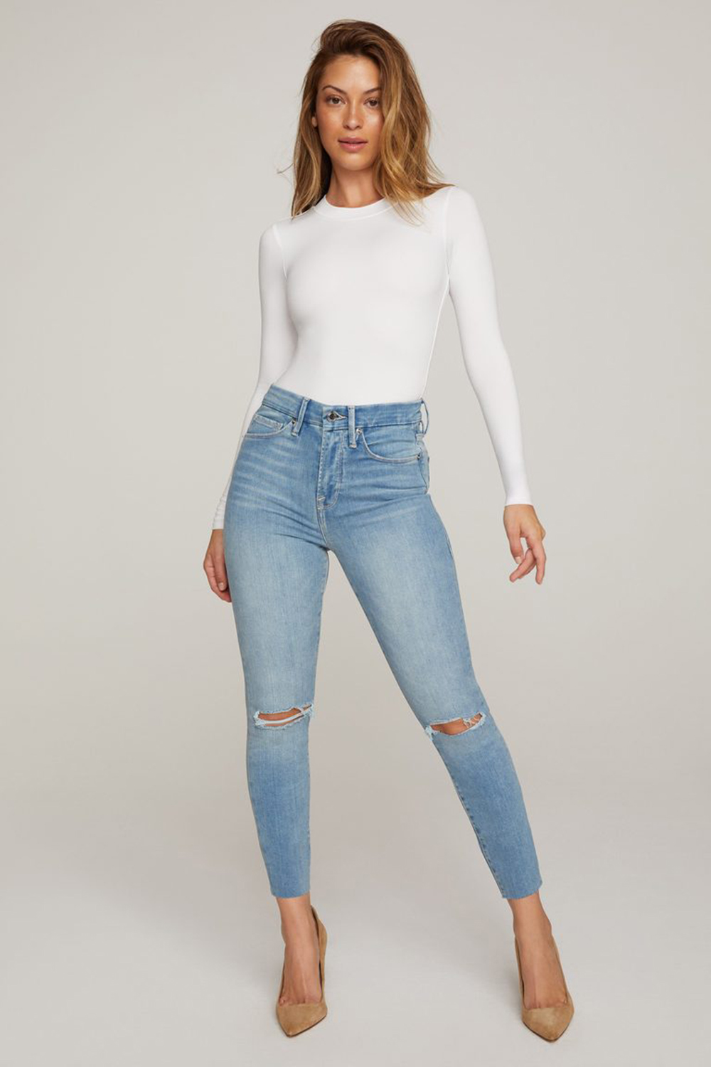 תמונת כל הלוק של בגד גוף עם שרוולים ארוכים בגוון לבן